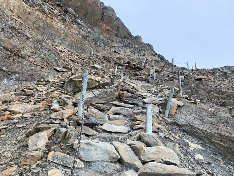 通往玉山主峰的碎石坡步道，目前相關硬體設施已經修復。玉管處提供