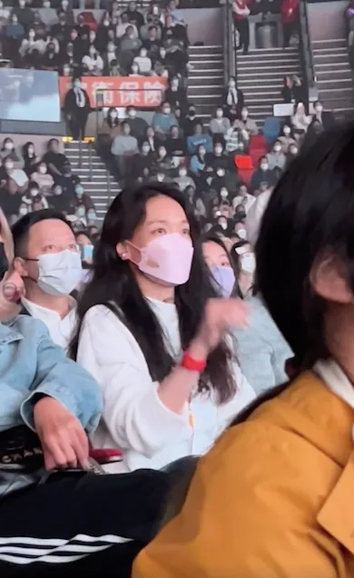 舒淇被網友捕捉到在台下隨著音樂擺動身體。翻攝自烤肉Co微博