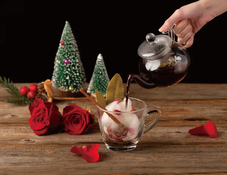 Indulge Bistro餐酒館為Aunt Stella詩特莉品牌咖啡廳聯名研發暖冬限定特調「玫瑰桑格莉亞」。業者提供