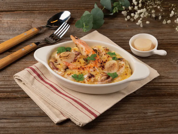 詩特莉特約主廚獨門研發焗烤新餐「炙燒起司海鮮總匯燉飯」。業者提供
