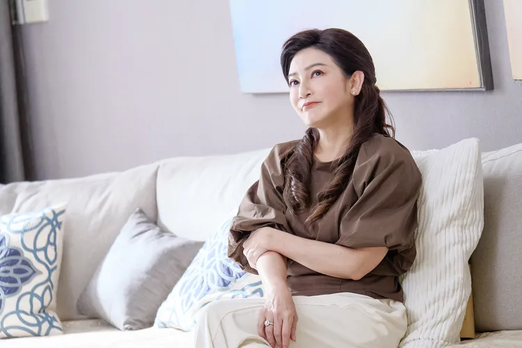 王彩樺飾演醫生娘陳秋月，很多事只能往肚裡吞。TVBS提供