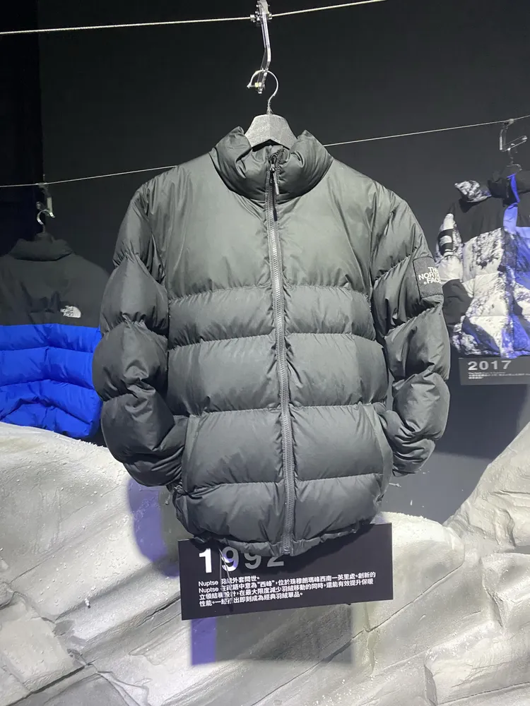 現場展出1992年首款Nuptse系列羽絨外套。林哲良攝