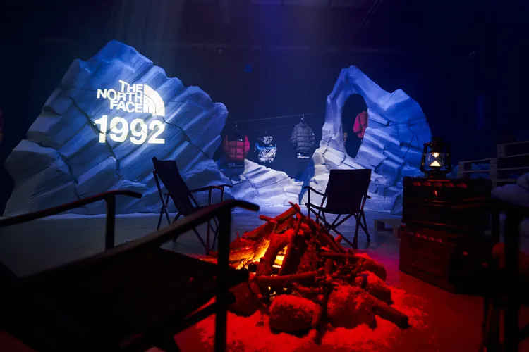 現場特地布置營火情景，還原高山野營的狀況。品牌提供