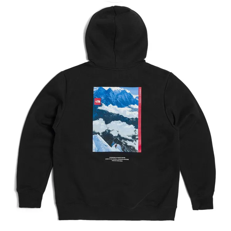 1992連帽T恤，後面飾有雪山印花圖案，4880元。品牌提供