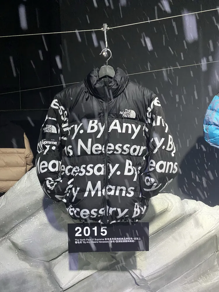 現場不時會透過雪花機製造高山下雪情景。林哲良攝