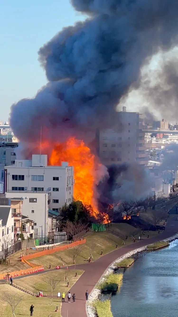 日本網友拍攝到的畫面顯示現場火勢相當猛烈。路透社/@koha6877推特