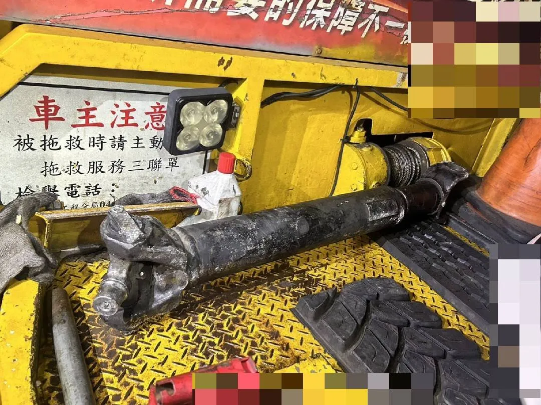 大貨車車上的傳動軸，不明原因掉落。民眾提供