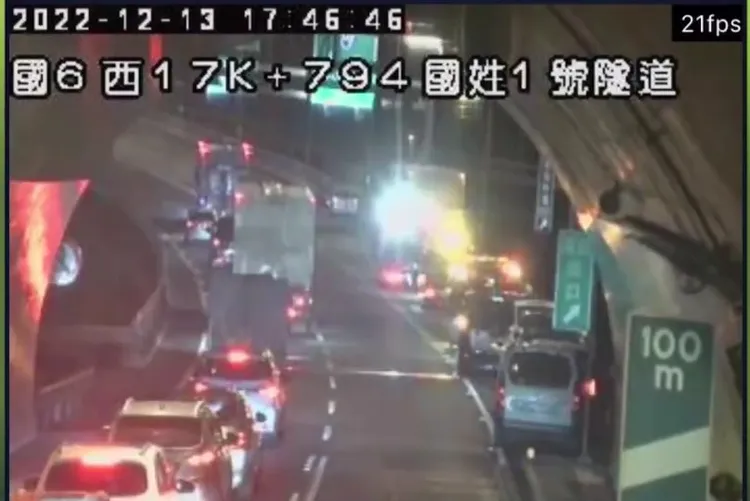 事故也造成該路段交通打結。