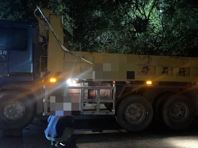 黃姓駕駛也針對車輛進行檢查。民眾提供