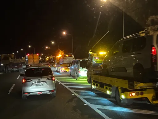 國道6號連續14台車爆胎故障　貨車掉「超大根兇器」惹禍