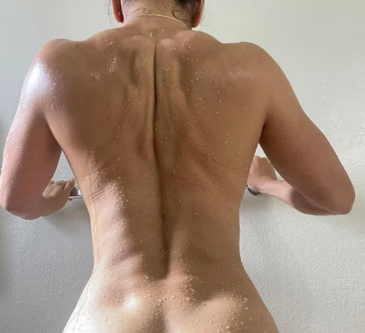 烏賓娜的背肌線超強、超深的，可以夾爆任何血脈賁張的「犯罪工具」。翻攝Instagram/Sulem Urbina