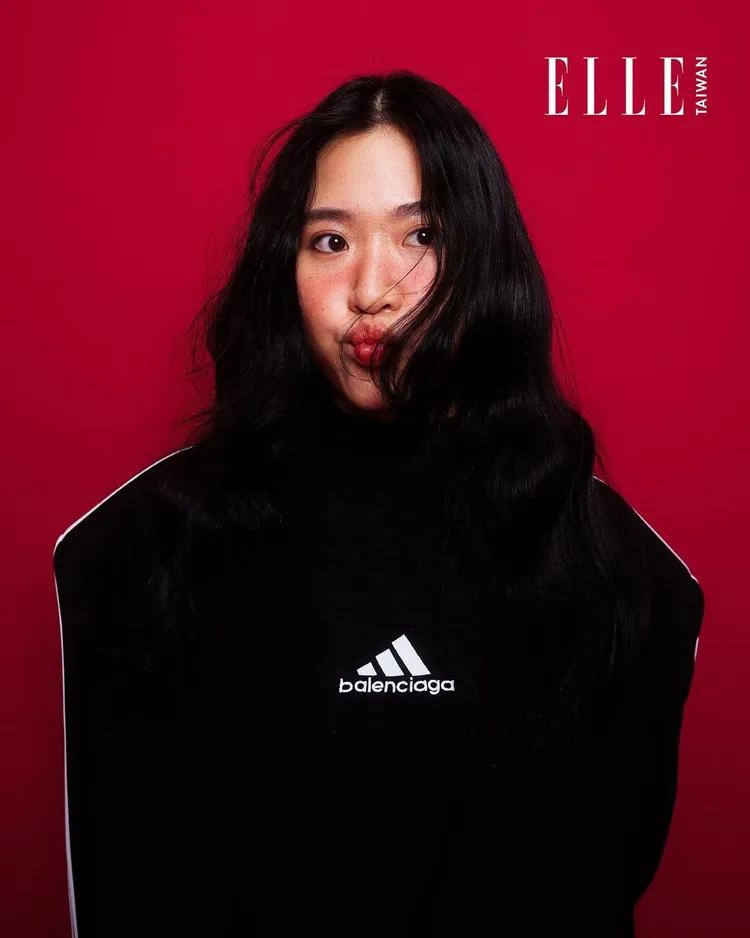 26歲的Olivia是吳宗憲的小女兒，現擔任平面設計師。翻攝elletaiwan IG