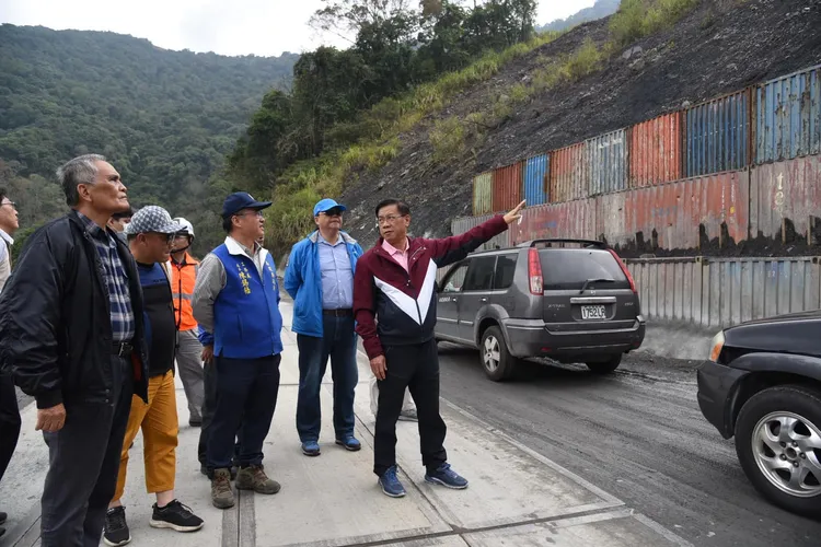 林明溱縣長任內期間，幾乎每個工作日，都會與縣府員工外出會勘。翻攝林明溱臉書