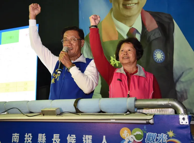 林明溱（左）連任兩屆南投縣長，在位期間8年，掌握縣府人事大權。翻攝林明溱臉書