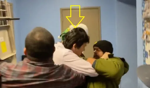 影片曝光！美議員聖誕老公公大變身　化身暴力男掐走異議者