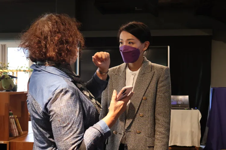 高虹安聆聽議員相關意見。黃羿馨攝