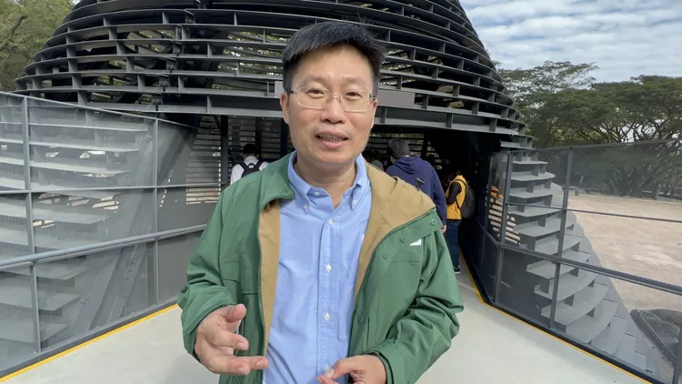壽山動物園主任莊絢智說明「黑熊山屋」的由來。侯昌騰攝