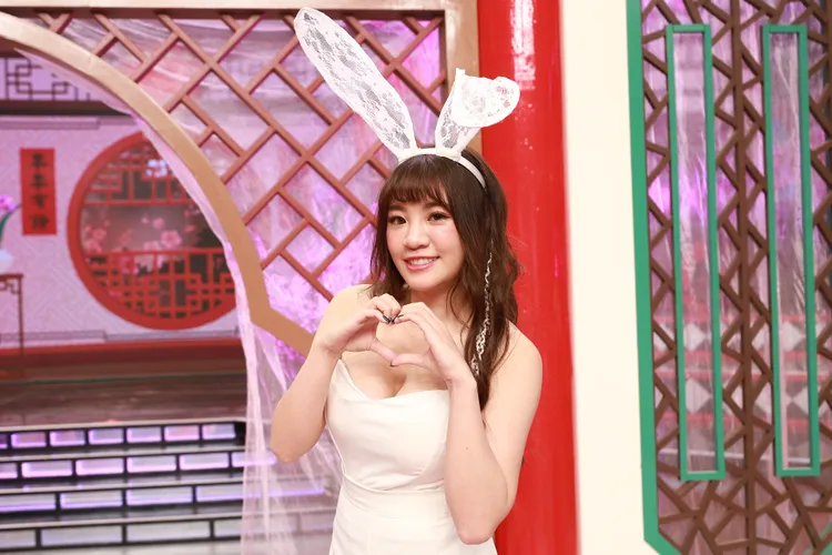 熊霓性感演出兔女郎。民視提供