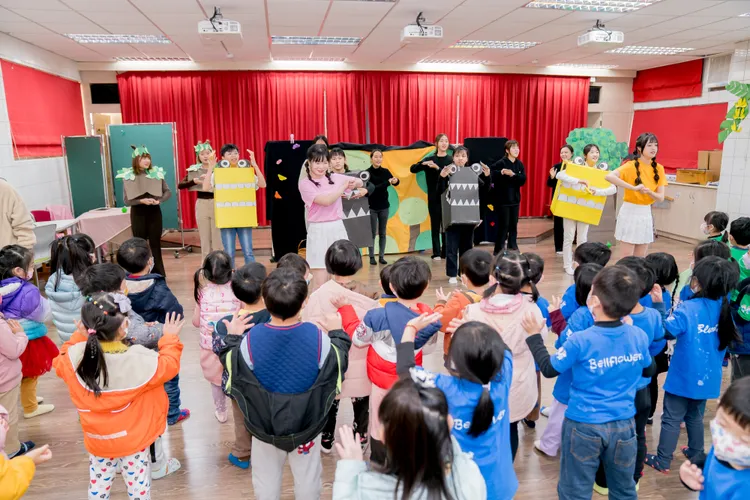 幼兒園小朋友來當觀眾兼評審，改編繪本「你是我永遠的寶貝」故事。明新科大提供