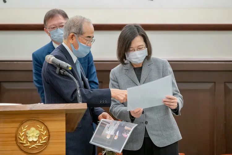 大橋光夫帶著多年前照片回憶感謝李前總統。總統府提供