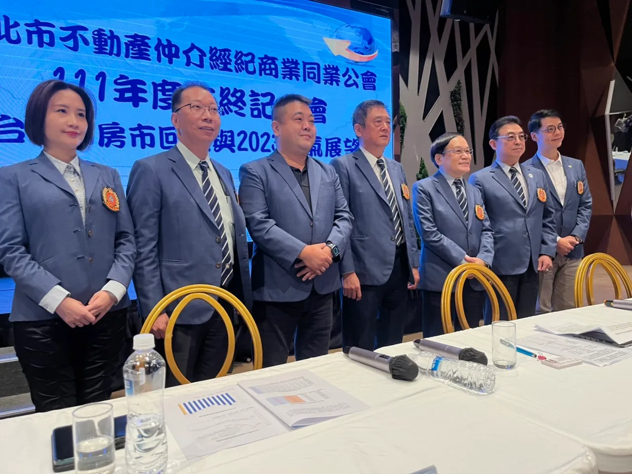 台北市不動產仲介經紀業公會預估明年房市將呈現「量縮價緩跌」格局。楊明峰攝