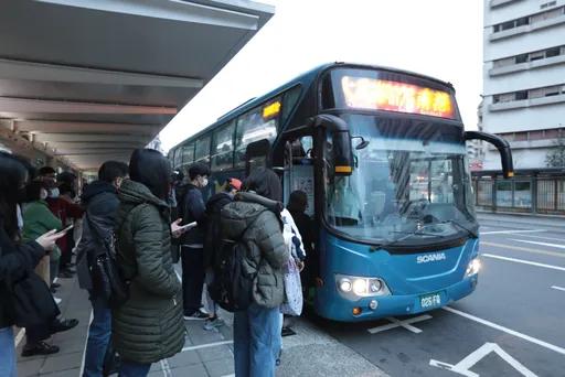 謝國樑一早搭客運上班　原因曝光！關心通勤族親搭9026了解客運路線