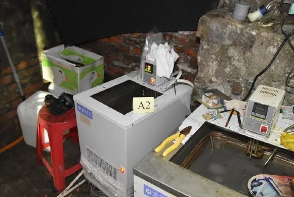 警方查獲的製毒工具。讀者提供
