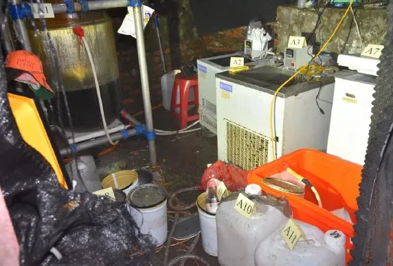 現場查獲的原料、半成品。讀者提供