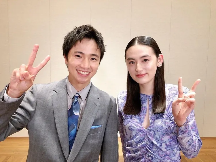 八木莉可子（右）先前在宣傳日劇《First Love初戀》時，曾配搭與朴敏英同款不同材質的TASAKI chants珍珠耳環。翻攝yagirikaco_official IG