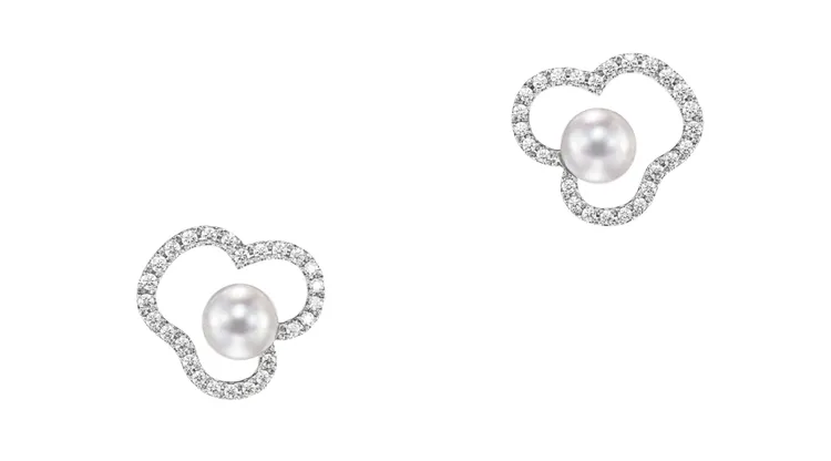 朴敏英選擇的TASAKI chants 18K白金鑲鑽珍珠耳環，17萬3000元。品牌提供