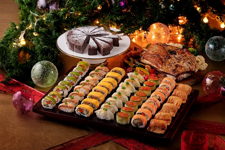 迎接聖誕佳節，欣葉日本料理推出「派對壽司盛合」，有7款種類豪華壽司；另還有豬肋排等菜色。業者提供