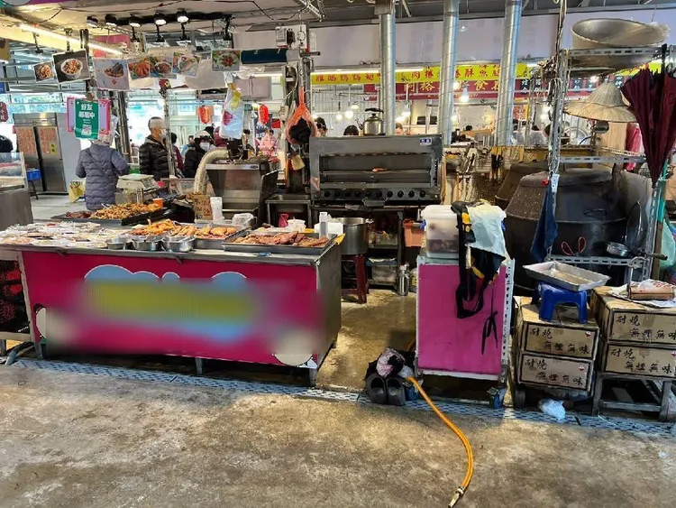 現場為燒烤攤商。翻攝畫面