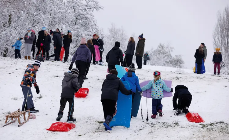 民眾外出玩雪。路透社