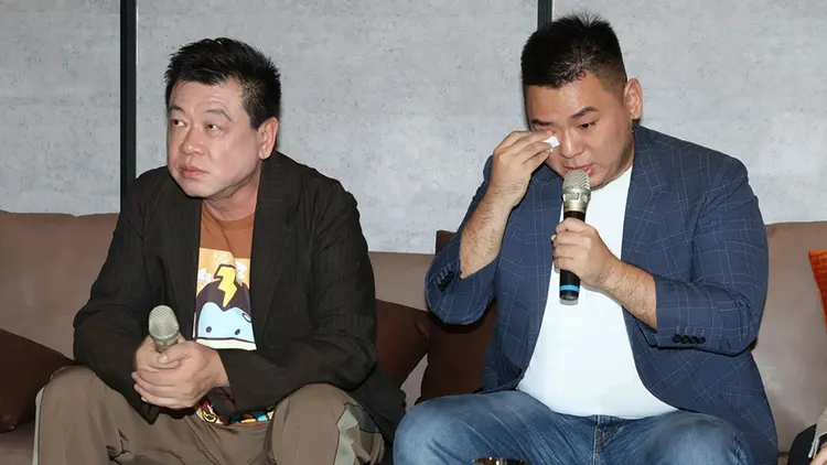 孫德榮（左）昨狂轟波特王，火星叔叔（右）講到情緒失控噴淚。彭欣偉攝