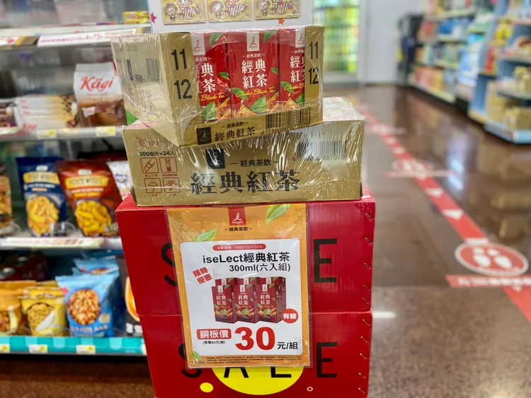 7-ELEVEN自有品牌iseLect經典紅茶300ml×6原價60元，即日起-12/4特價30元。業者提供