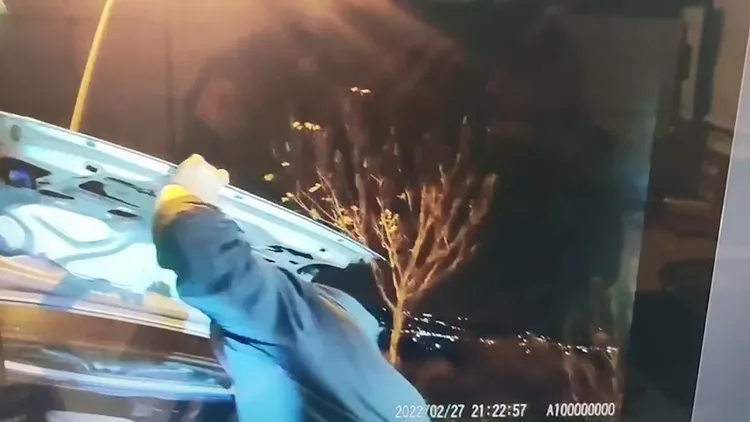 男子打開後車廂，卻是拿出預藏的武士刀。民眾提供