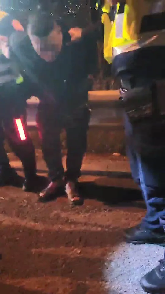 男子遭警方控制行動。民眾提供
