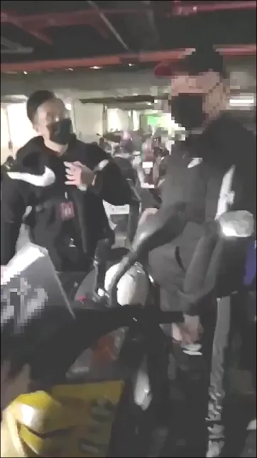 警方前往中和將許男（圖右）逮捕。警方提供