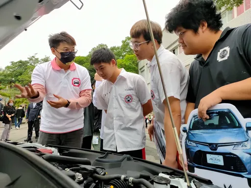 五校聯合簽訂汽車醫美MOU 獲贈實習用油電車以培育人才