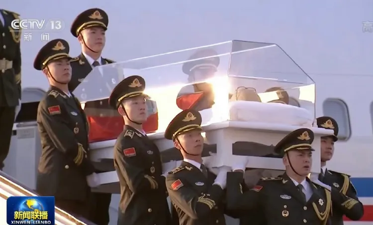 江澤民靈柩由專機運抵北京。翻攝央視新聞