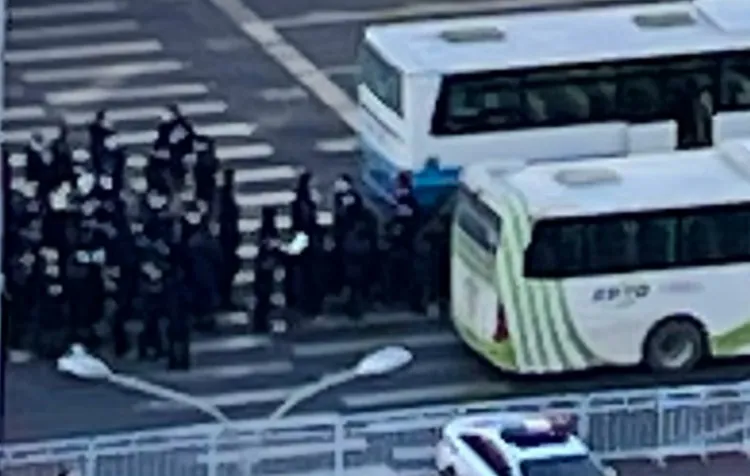 網傳照片顯示八寶山停車場多了許多黑衣人聚集，宜為追悼江澤民的中共黨員。翻攝微博