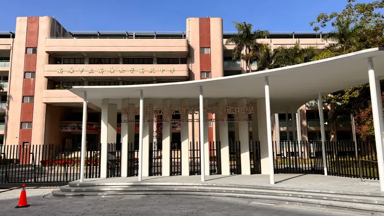 雄女新校門今落成啟用，採白色流線棚架造型。侯昌騰攝