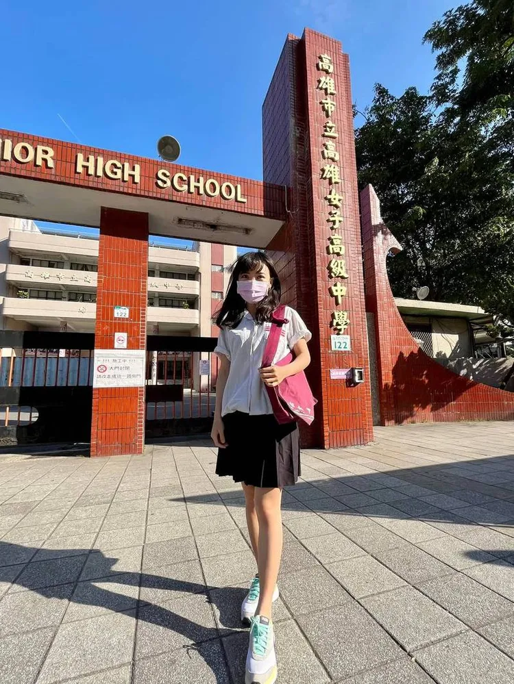 高市議員黃捷是雄女校友，在磚紅舊校門拆除前，曾到校門口拍照留念。翻攝黃捷臉書