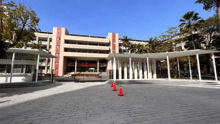 雄女新校門今落成啟用，採白色流線棚架造型。侯昌騰攝