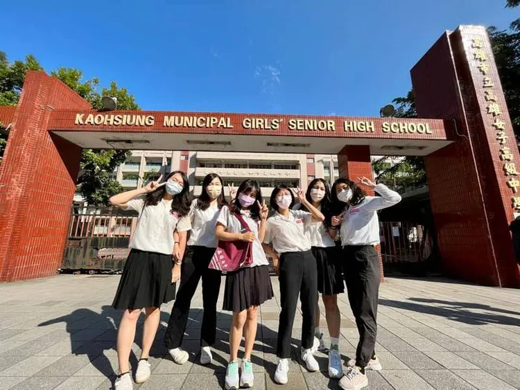 高市議員黃捷是雄女校友，在磚紅舊校門拆除前，曾到校門口拍照留念。翻攝黃捷臉書