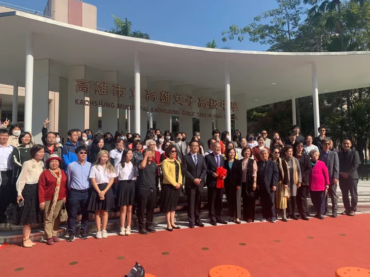 雄女新校門今落成啟用，採白色流線棚架造型。吳慧芬攝