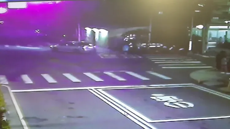 翁姓男子案發前穿越路口畫面，接著就跑上頭份大橋。民眾提供