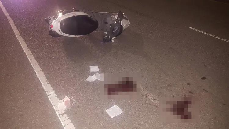 翁先生在機車道慢跑，遭後方機車衝撞重傷，地上血跡斑斑。民眾提供