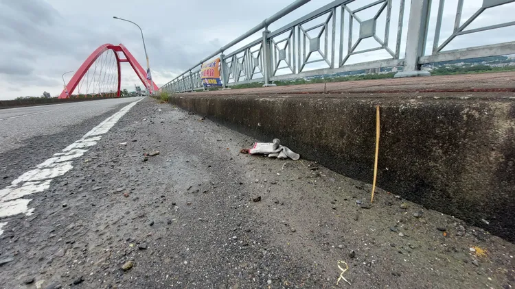 法官調查慢車道和人行道有10多公分落差，機車不太可能衝上人行道撞上翁男，因此認定翁男違規在慢車道上跑步。楊永盛攝