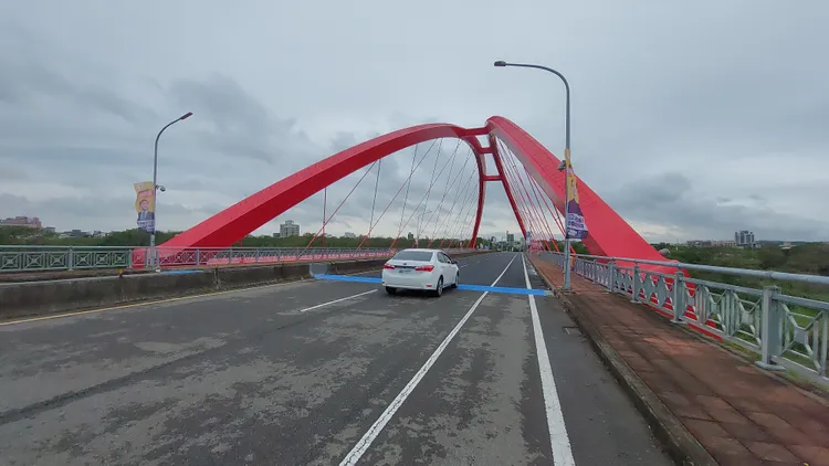 事故發生在頭份大橋北上慢車道。楊永盛攝
